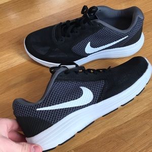 Women’s size 7.5 Nike sneakers